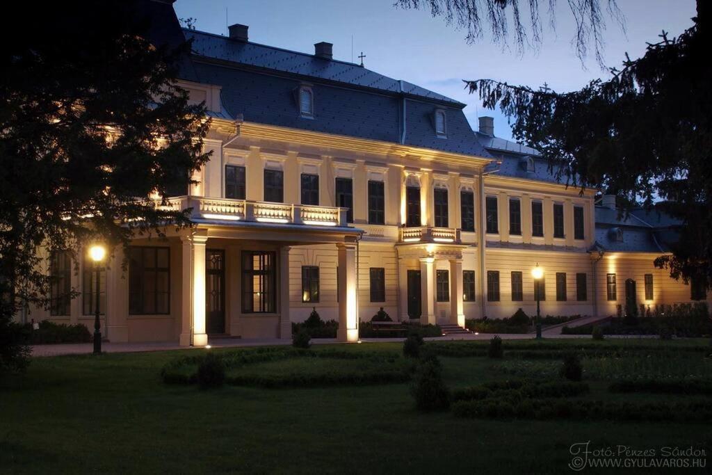 Corvin Apartman Дьюла Экстерьер фото