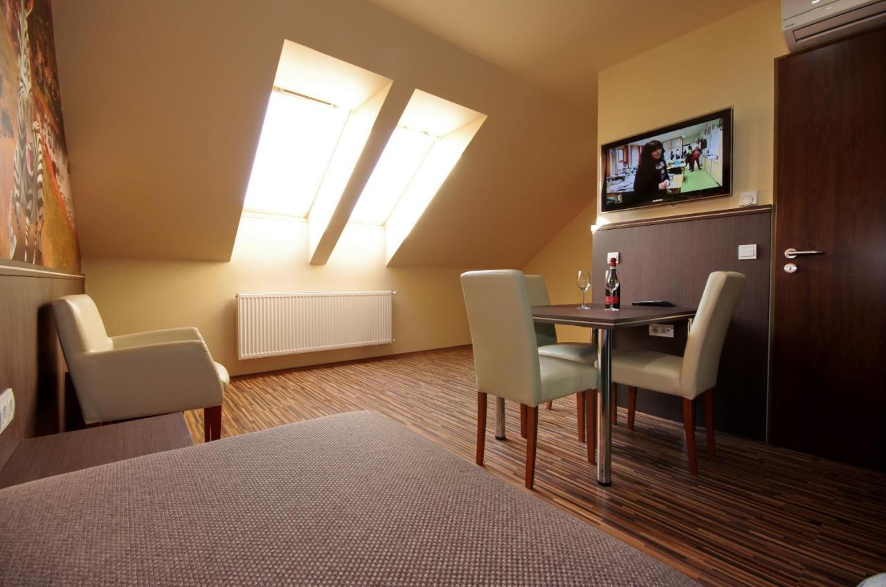 Corvin Apartman Дьюла Экстерьер фото