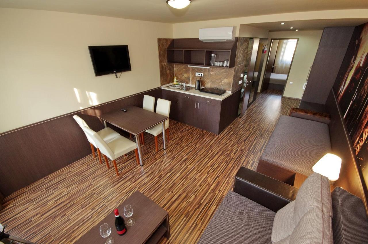 Corvin Apartman Дьюла Экстерьер фото