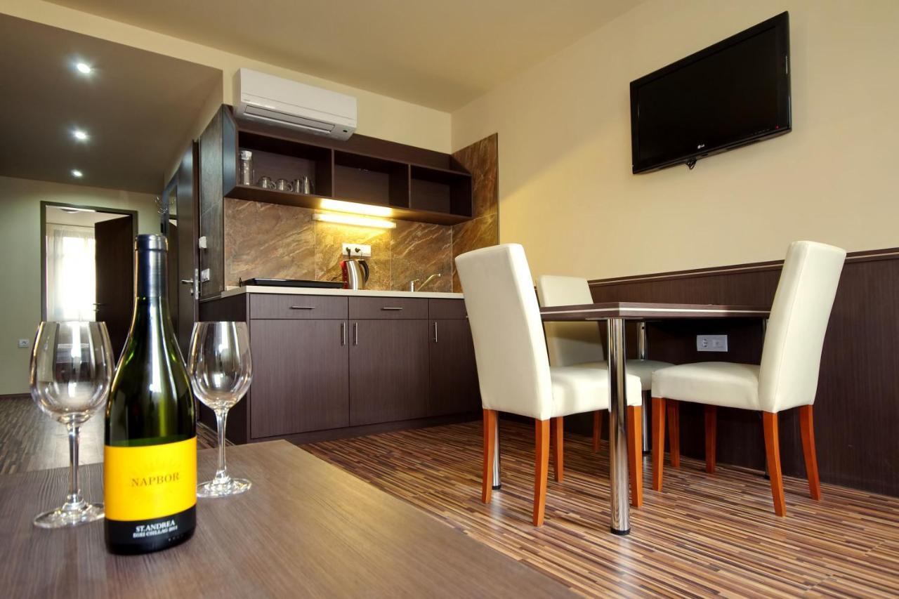 Corvin Apartman Дьюла Экстерьер фото